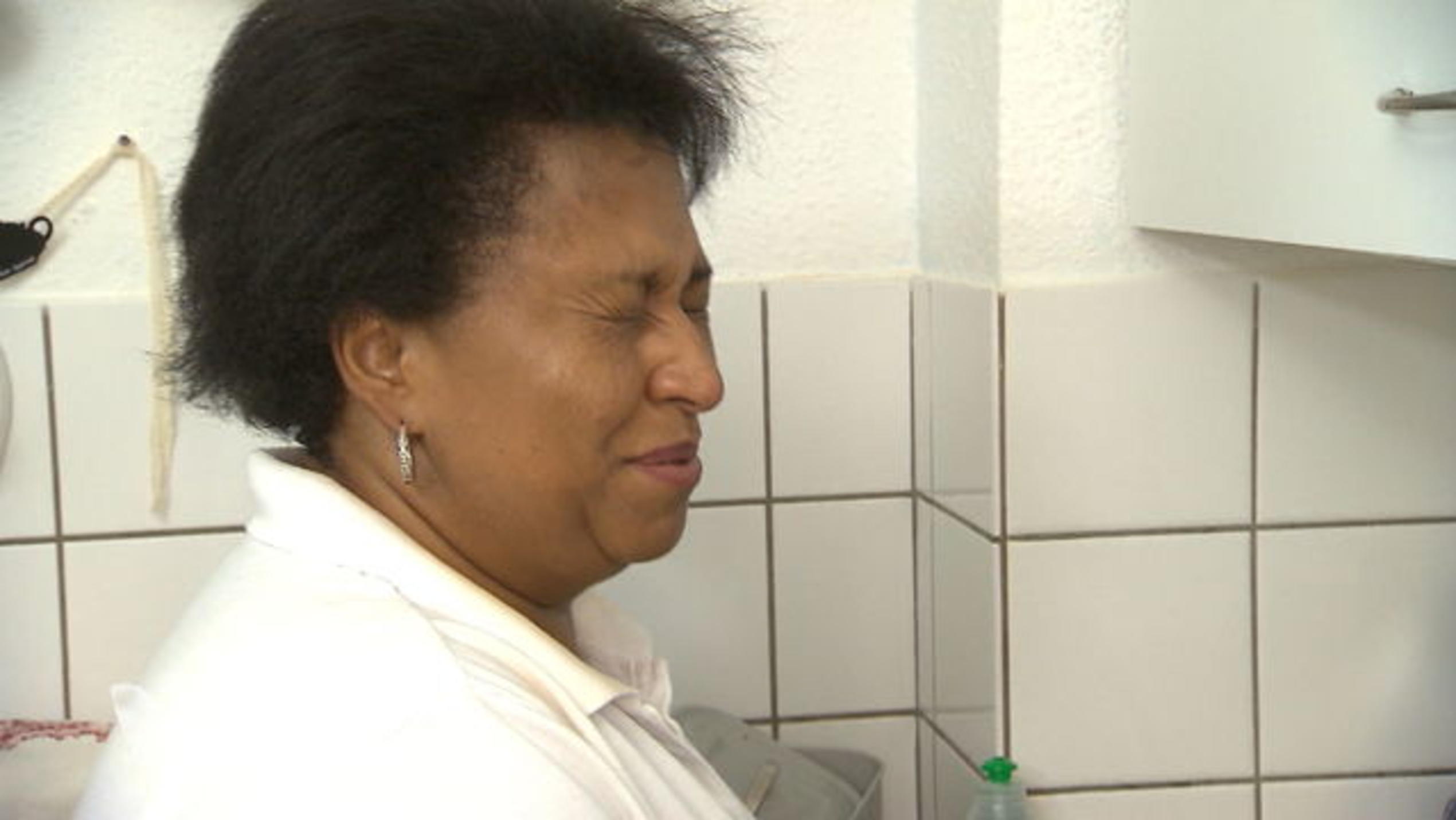 Das perfekte Dinner: Luciene im tränenreichen Zwiebeldilemma An Tag zwei bei "Das perfekte Dinner" in Hamburg fließen bei Gastgeberin Luciene die Tränen als sie die Zwiebeln schneidet.