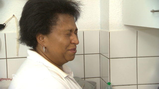 Das perfekte Dinner: Luciene im tränenreichen Zwiebeldilemma An Tag zwei bei "Das perfekte Dinner" in Hamburg fließen bei Gastgeberin Luciene die Tränen als sie die Zwiebeln schneidet.