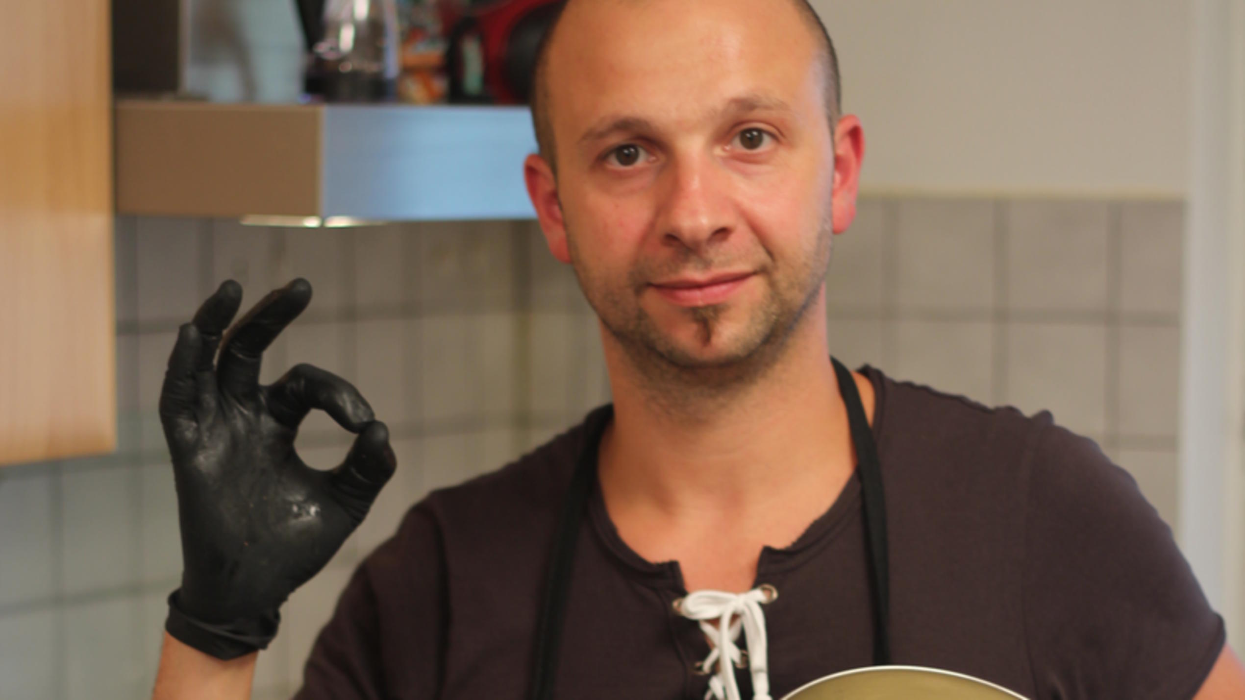 Das perfekte Dinner: Tino eröffnet die Allgäuer Dinnerrunde An Tag 1 bei "Das perfekte Dinner" im Allgäu ist Tino zuversichtlich, dass er seinen Gästen etwas Leckeres zaubern kann.