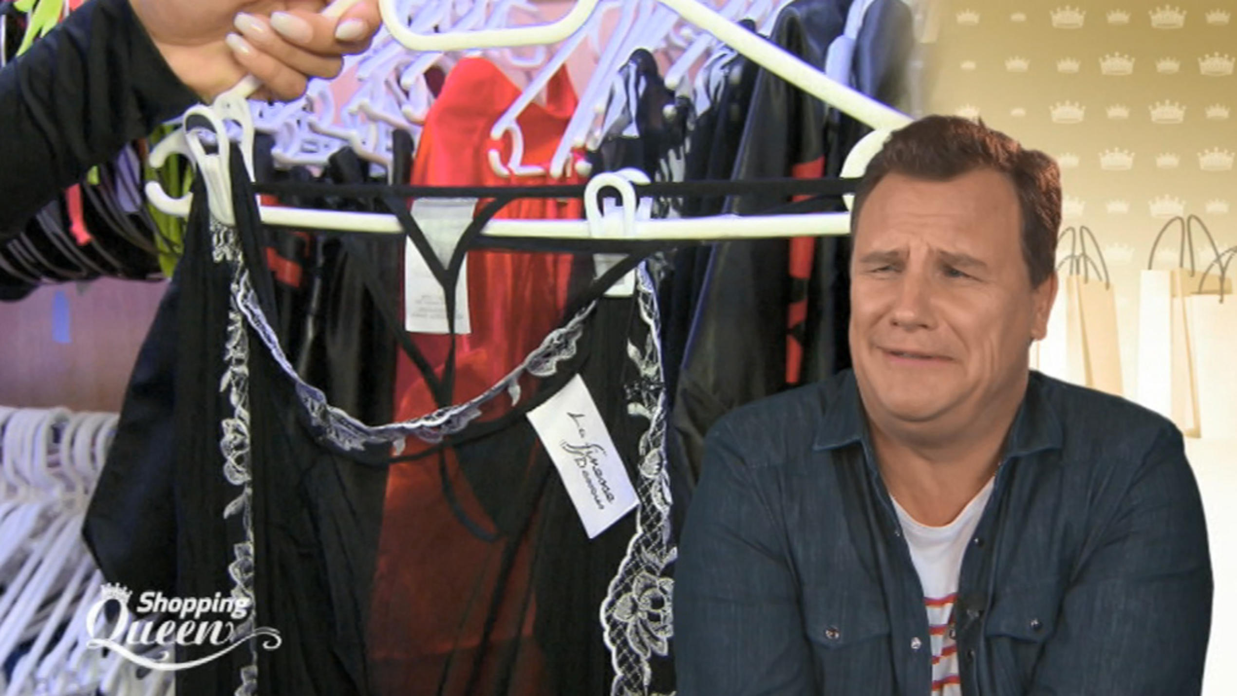 Shopping Queen: Julia sucht den perfekten Look in einem Erotik-Shop Guido gefällt dieses Kleidungsstück nicht