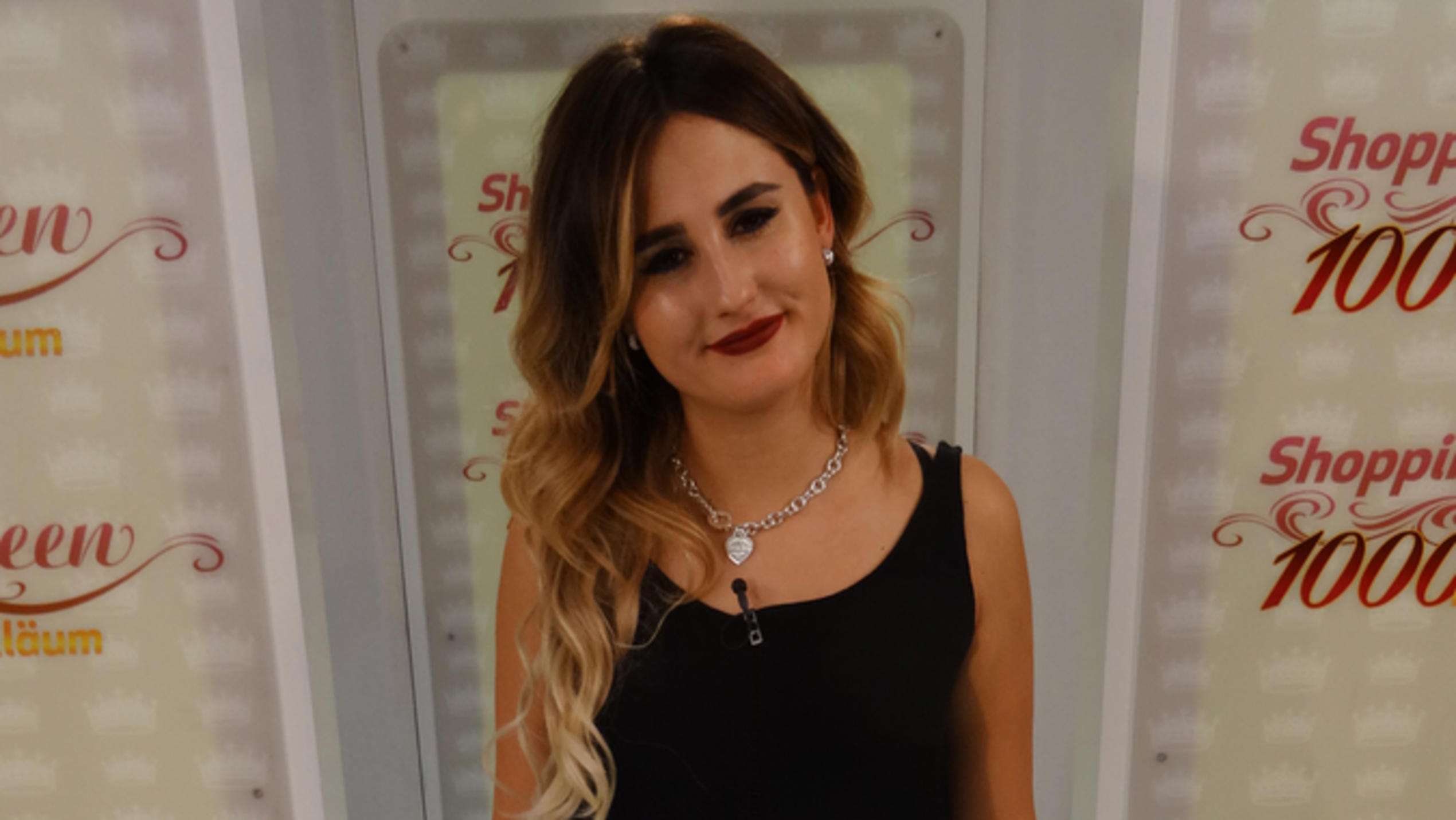 Shopping Queen: Lisa setzt ihr Designer-It-Piece in Szene Lisa auf dem Catwalk von "Shopping Queen" in Bonn
