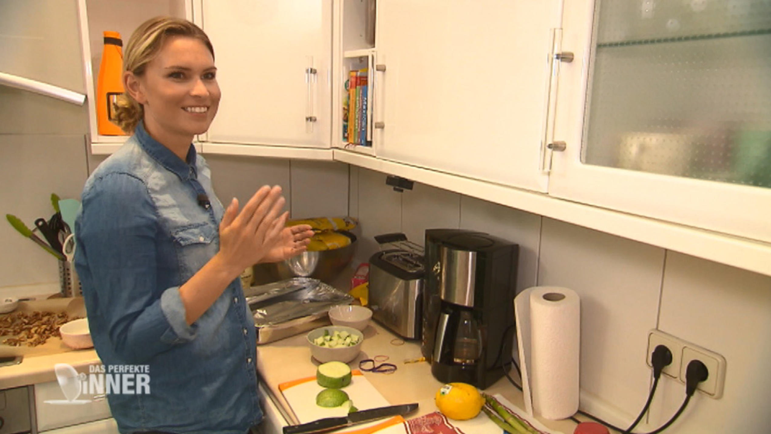 Das perfekte Dinner: Jacqueline jagt gerne mal Verbrecher An Tag eins bei "Das perfekte Dinner" in Düsseldorf berichtet Gastgeberin Jacqueline aufgeregt von ihrer Heldentat als Verbrecherjägerin.