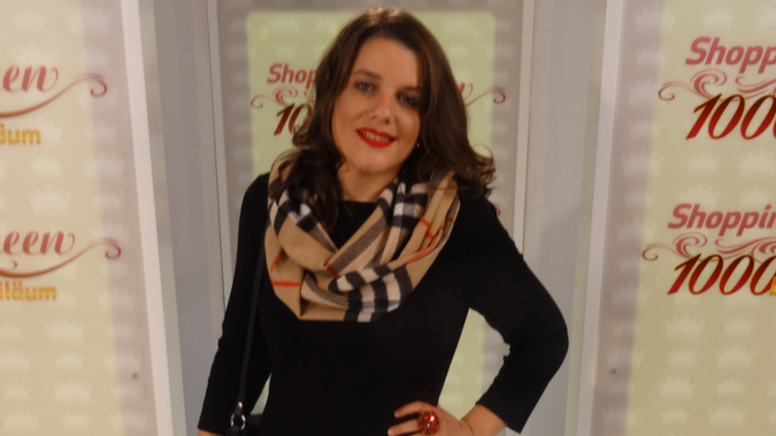 Shopping Queen: Daniela setzt ihren Schal von Burberry in Szene "Shopping Queen"-Kandidatin Daniela