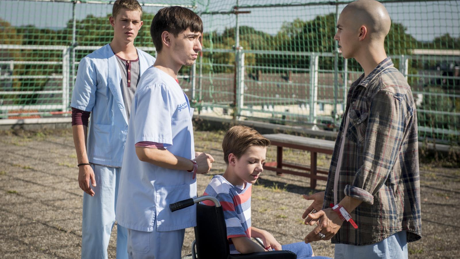 Club der roten Bänder: Endlich Versöhnung zwischen Leo und Jonas V.l.: Jonas (Damian Hardung), Toni (Ivo Kortlang), Hugo (Nick Julius Schuck) und Leo (Tim Oliver Schultz) haben einen Plan und hoffen, dass sie ihn umsetzen können.