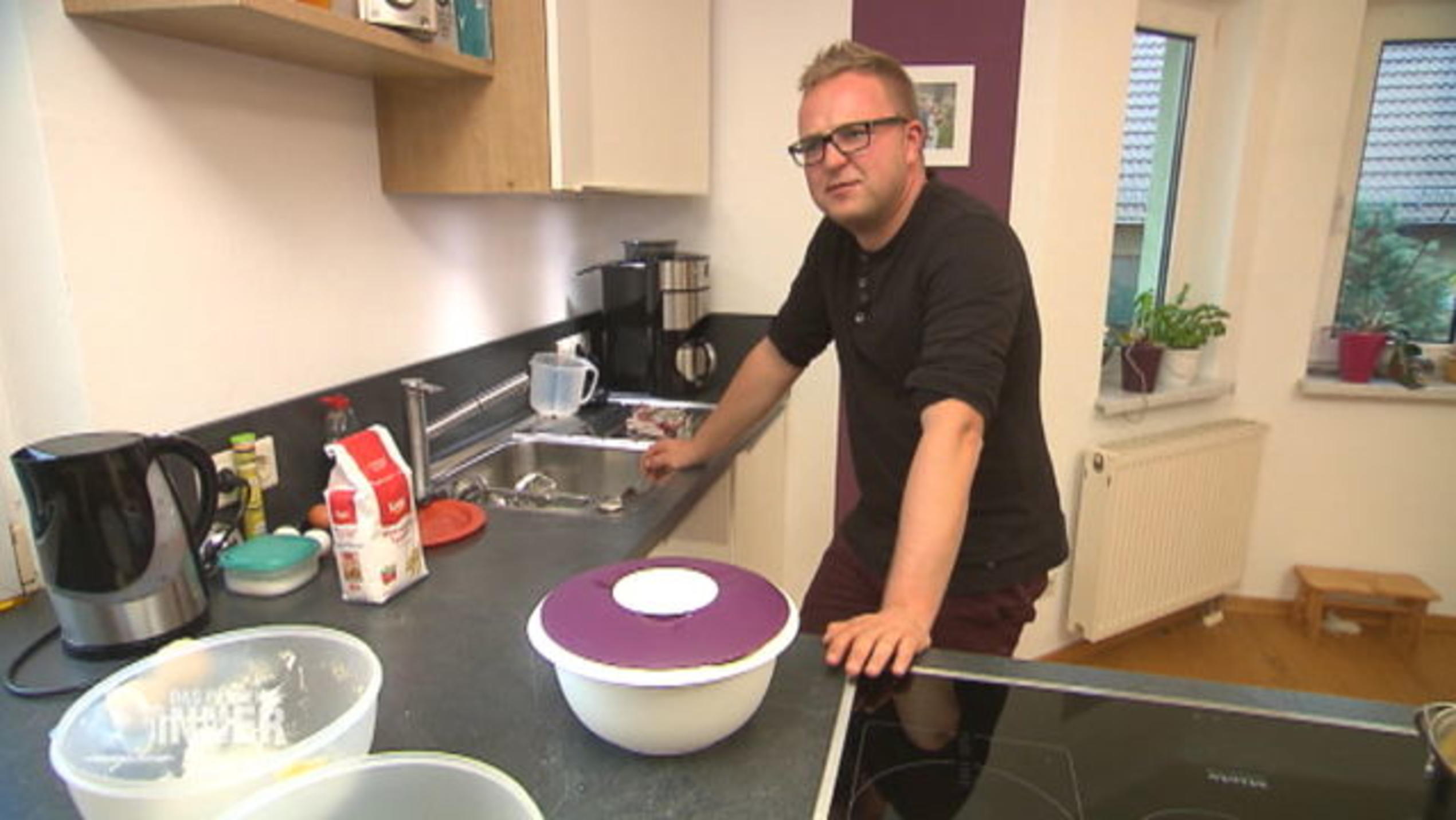Das perfekte Dinner: Robert revolutioniert altbewährte Kochtechniken Bei "Das perfekte Dinner" in Dresden ist Gastgeber Roberts Interpretation vom Wasserbad recht eigenwillig.