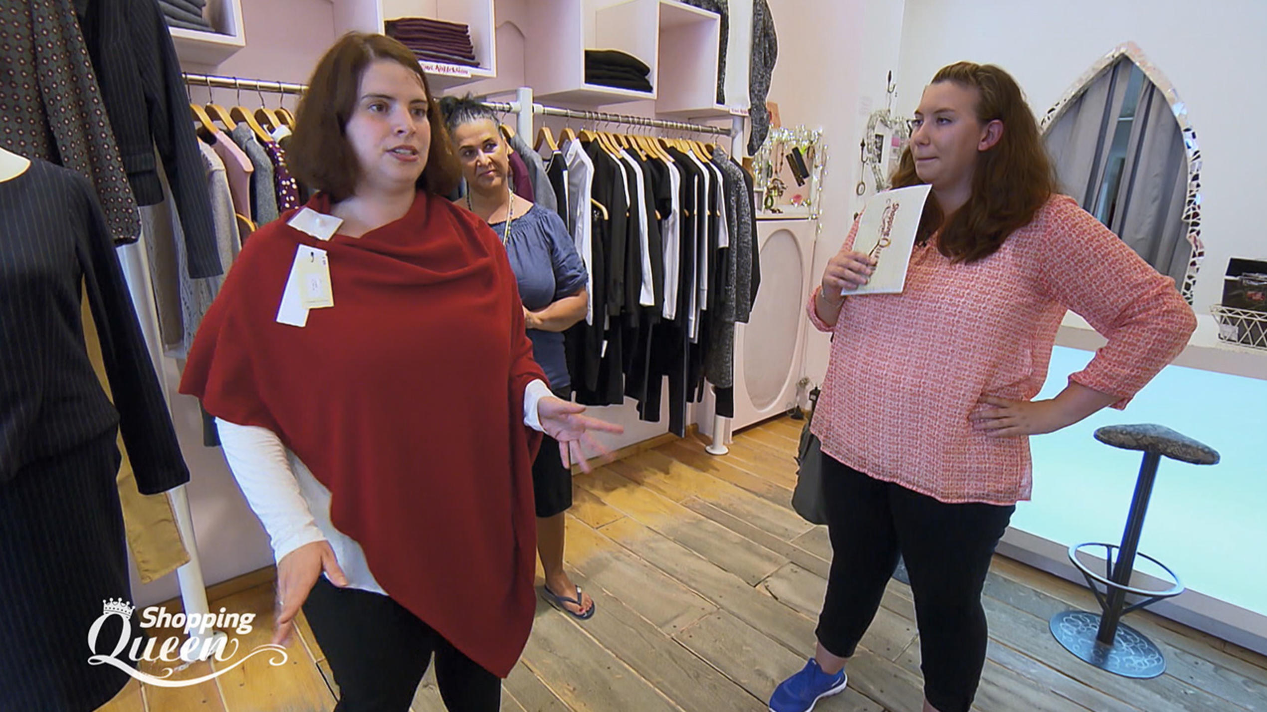 Shopping Queen: Nadia möchte im passenden Outfit zum weihnachtlichen Familienbrunch Wird sich Nadia an Tag zwei bei "Shopping Queen" in Bremen für ein "Rotkäppchen"-Cape entscheiden?