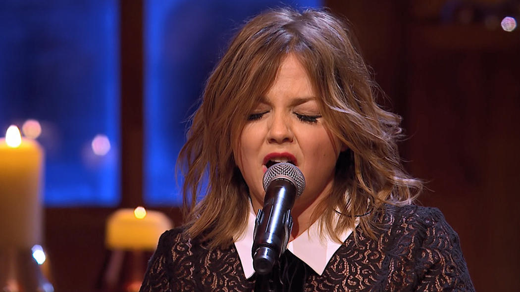 Sing meinen Song 2016: Weihnachtsengel Annett Louisan verzaubert mit "Jingle Bells" Bei "Sing meinen Song - Das Weihnachtskonzert" 2016 kommt mit Annett Louisans "Jingle Bells" Weihnachtsstimmung auf.