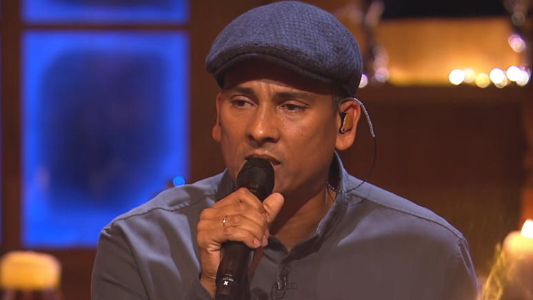 Sing meinen Song 2016: Mit "Ein neues Jahr" verabschiedet Xavier Naidoo sich beim Weihnachtskonzert Bei "Sing meinen Song - Das Weihnachtskonzert" 2016 berührt Xavier Naidoo mit seinem Song "Ein neues Jahr".