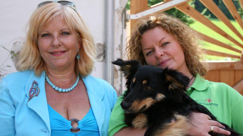 Die Arche Sternenhof, 6 Schaupielerin Elfi Eschke (l.), Christina Schmidt (r.) und Hündin Hope. Foto: VOX/Docma TV/Dr, Gerald Krakauer