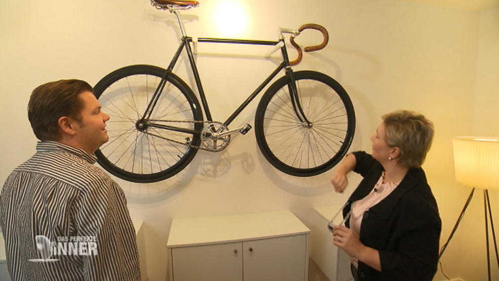 Das perfekte Dinner: Jans Fahrrad wird für moderne Kunst gehalten Bei Jan in Lübeck sieht es ja aus wie in einer Kunstgalerie.