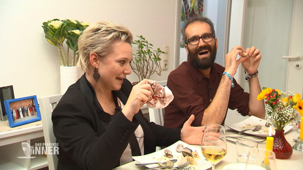 Das perfekte Dinner: Lacher über Pferde-Brillen-Panne bei Fernando Kichererbse Ninette bespaßt Fernando.