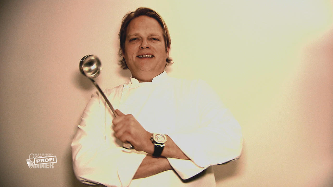 Das perfekte Profi-Dinner: Björn Freitag serviert "coole" Fischstäbchen als Appetizer Das Lächeln sitzt, der Kellen-Griff auch: Björn Freitag ist Vollprofi.