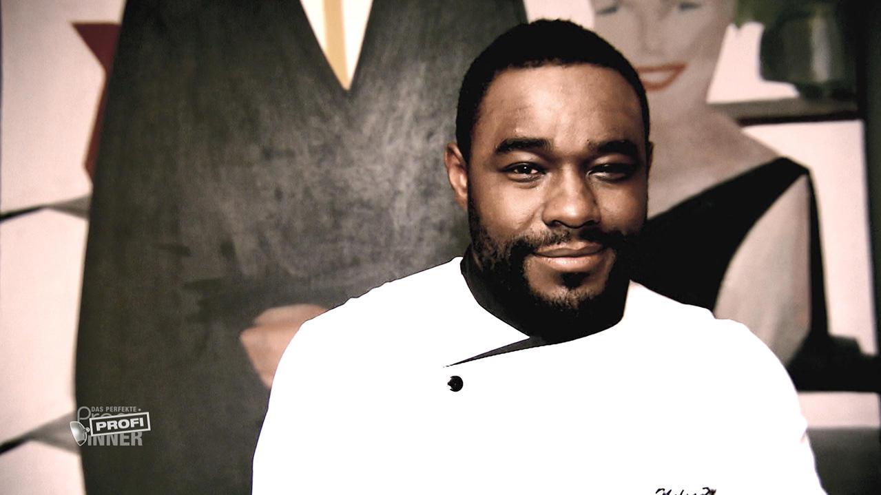 Das perfekte Profi-Dinner: Nelson Müller zaubert "Burger Inside Out Chakalaka" Strahlemann Nelson Müller will seinen Gästen einen schönen Abend bereiten.