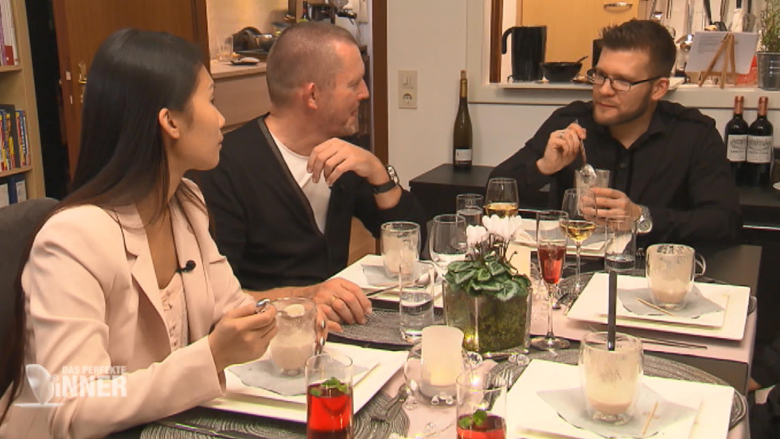 Das perfekte Dinner: Matthias schockt die Dinner-Runde mit krassem Flugerlebnis Thanh und David hören Matthias gebannt zu.