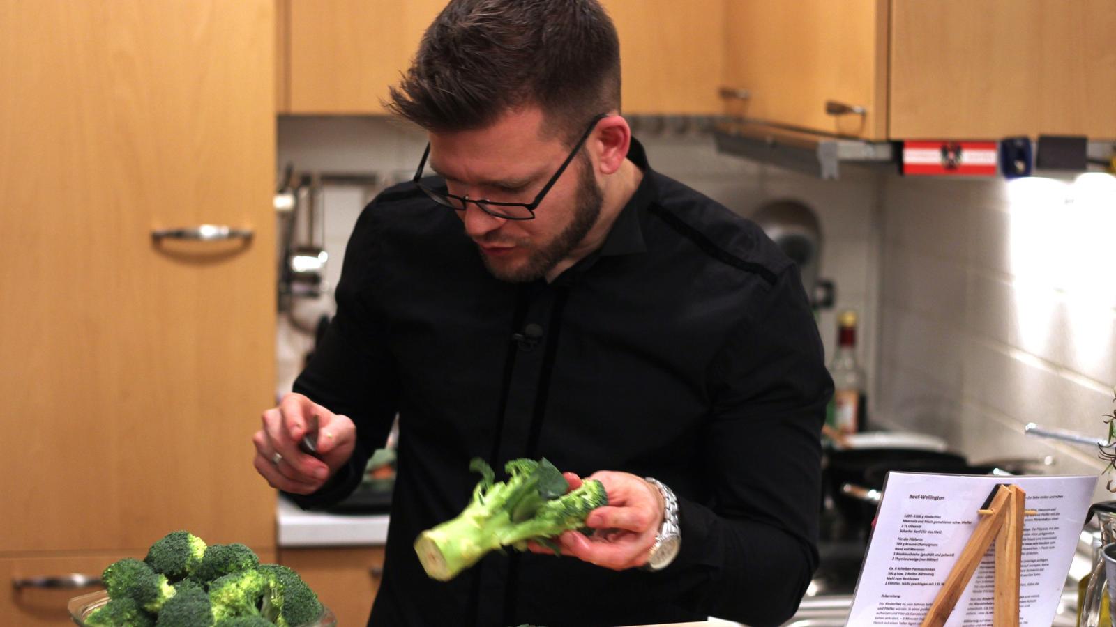 Das perfekte Dinner: Chef-Flugbegleiter David neigt zum "kreativen Superchaos" Wenn es ums Kochen geht, ist David immer mit höchster Konzentration bei der Sache.