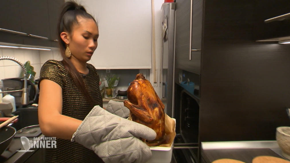 Das perfekte Dinner: Thanhs Gäste warten auf die Peking Ente "Das perfekte Dinner" in Frankfurt: Thanh holt die Peking Ente aus dem Ofen