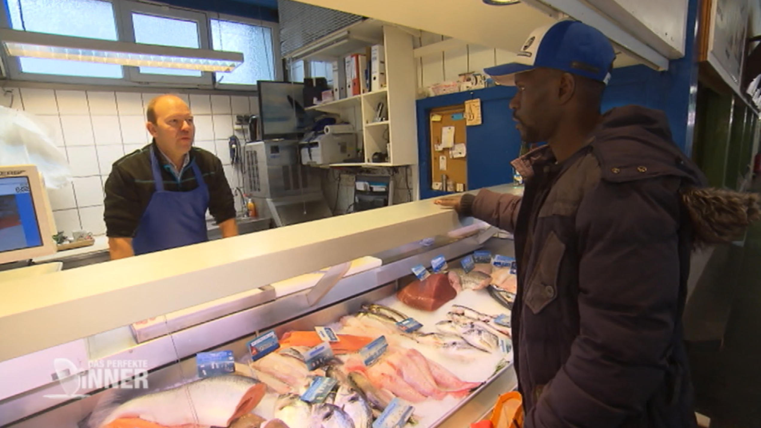 Das perfekte Dinner: Insa sieht sich selber als "Chaoskoch" "Das perfekte Dinner" in Frankfurt: Insa lässt sich an der Fischtheke beraten