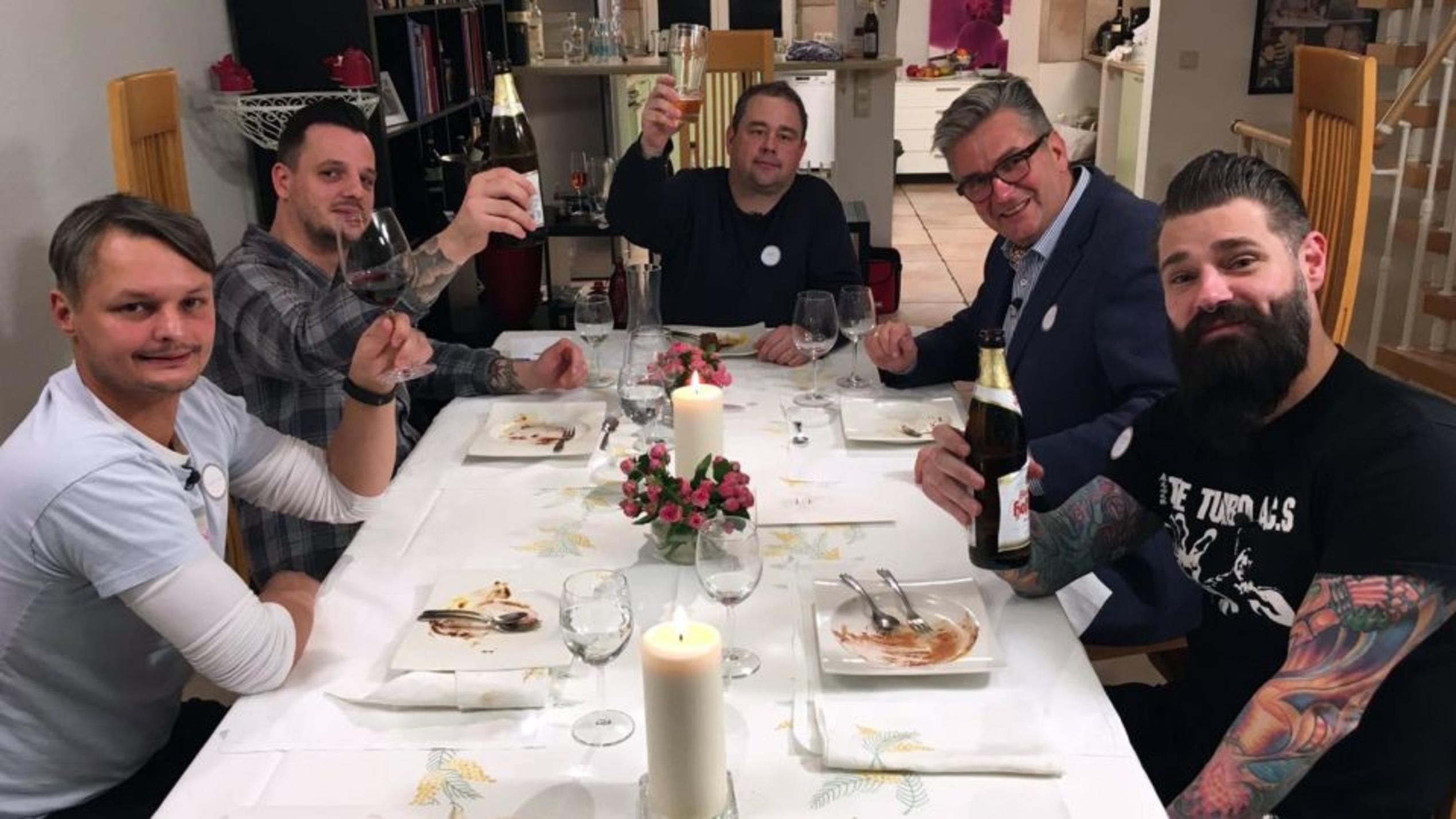 Das perfekte Dinner: Matthias ist kein König der Dekoration Gastgeber Matthias im Kreise seiner Mitstreiter