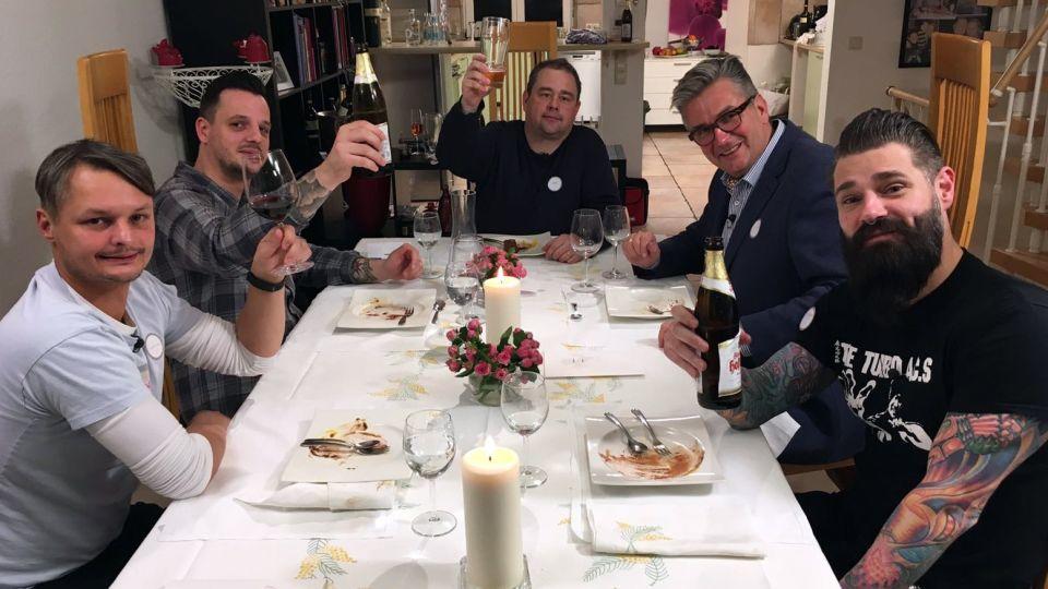 Das perfekte Dinner: Matthias ist kein König der Dekoration Gastgeber Matthias im Kreise seiner Mitstreiter