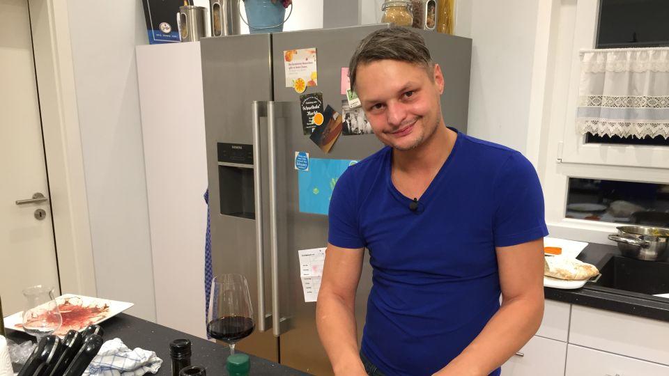 Das perfekte Dinner: Sascha achtet auch die kleinen Wünsche seiner Gäste Sascha in seiner Küche