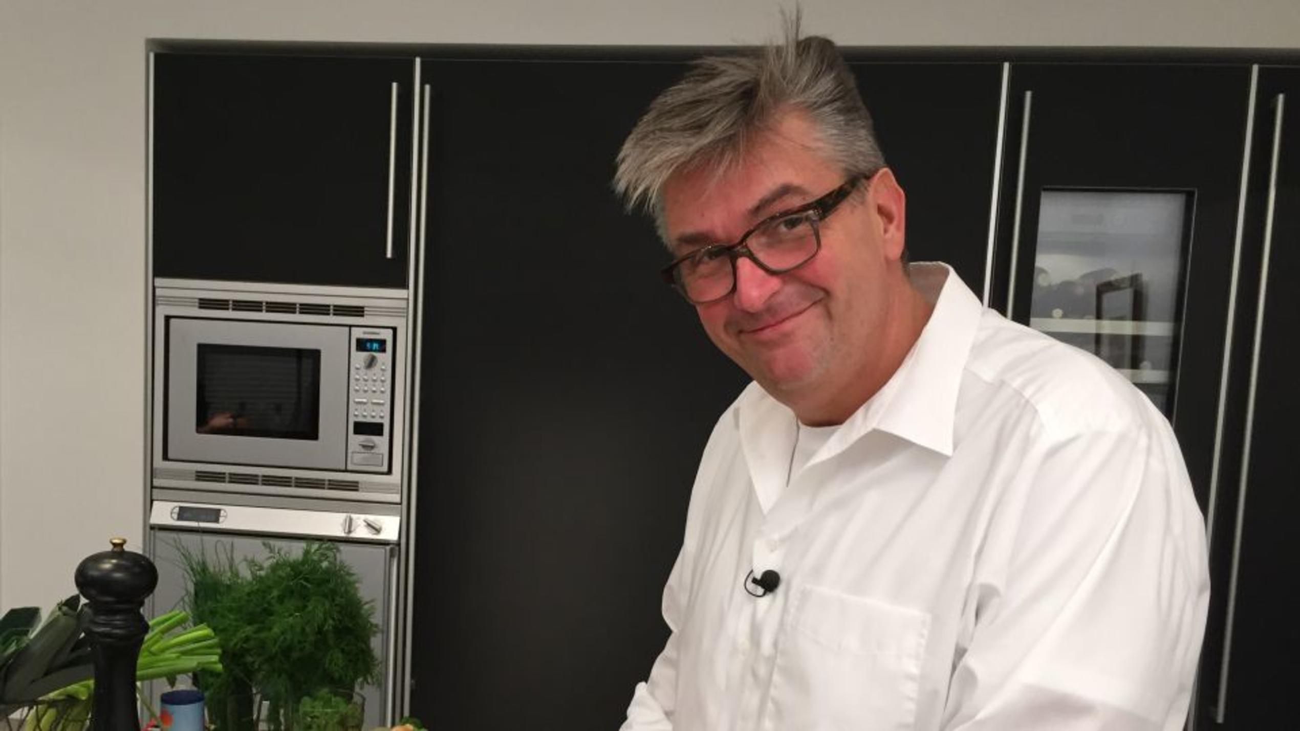 Das perfekte Dinner: Stefan nimmt den Stress mit Humor Stefan in seiner Küche
