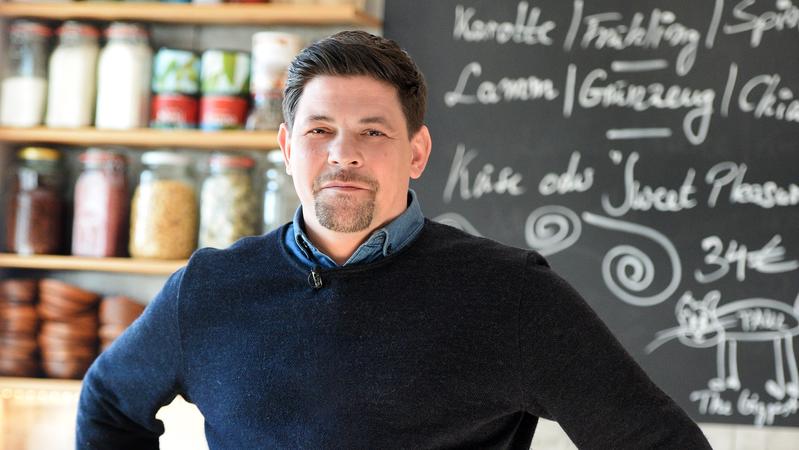 Kitchen Impossible 2019: Tim Mälzer Tim Mälzer kämpft in der dritten Staffel "Kitchen Impossible" erneut um seine Kochehre.