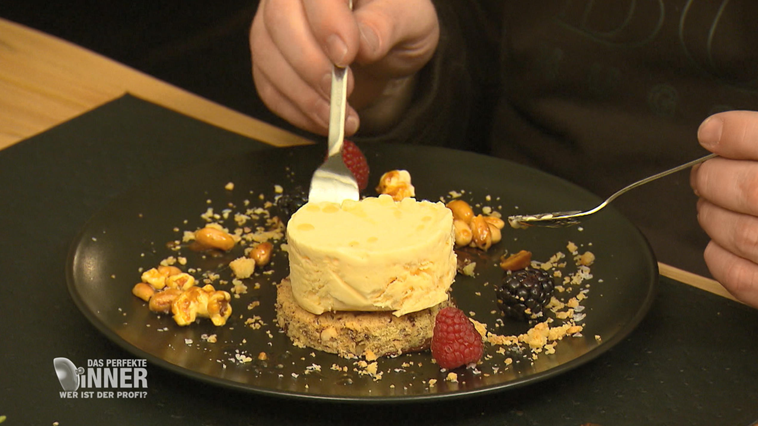 Das perfekte Dinner: Thomas vergisst etwas ganz Wichtiges "Das perfekte Dinner": Zur Nachspeise gibt’s bei Tommy ein Karamell-Parfait auf Erdnuss-Schokoladenboden, gekrönt durch eine Karamellhippe*