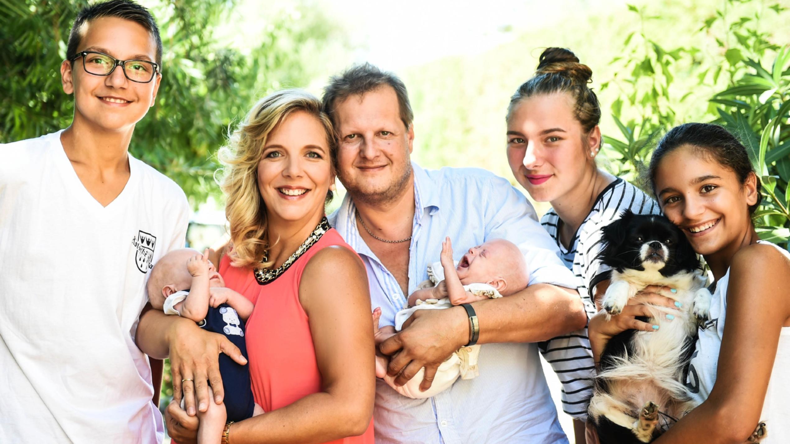 Goodbye Deutschland! Viva Mallorca: Daniela muss stark sein solange Jens im Dschungel ist V.l.: Volkan, Daniela mit Diego, Jens mit Jenna, Joelina-Shirin und Jada mit Hund "Gina"