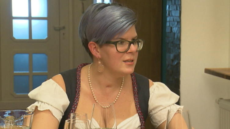 Das perfekte Dinner: Kathrins bewegende Geschichte zur Dinner-Teilnahme An Tag vier bei "Das perfekte Dinner" in Wien erzählt Gastgeberin Kathrin die bewegende Geschichte zu ihrer Teilnahme am Dinner.