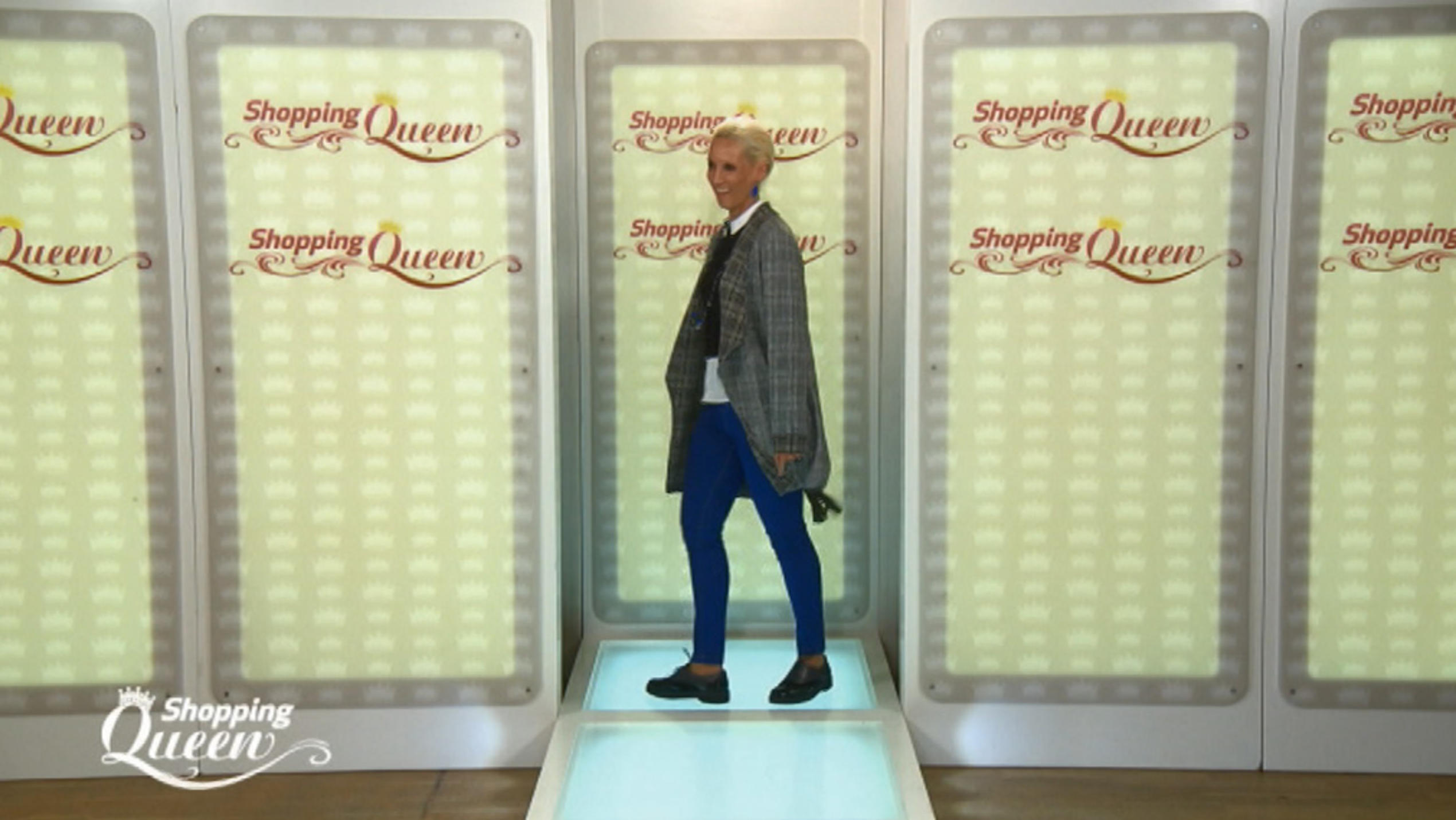 Shopping Queen: Sonja aus Bonn präsentiert ihren Überlängen-Look auf dem Catwalk "Shopping Queen"- Kandidatin Sonja präsentiert ihren Look auf dem Catwalk.