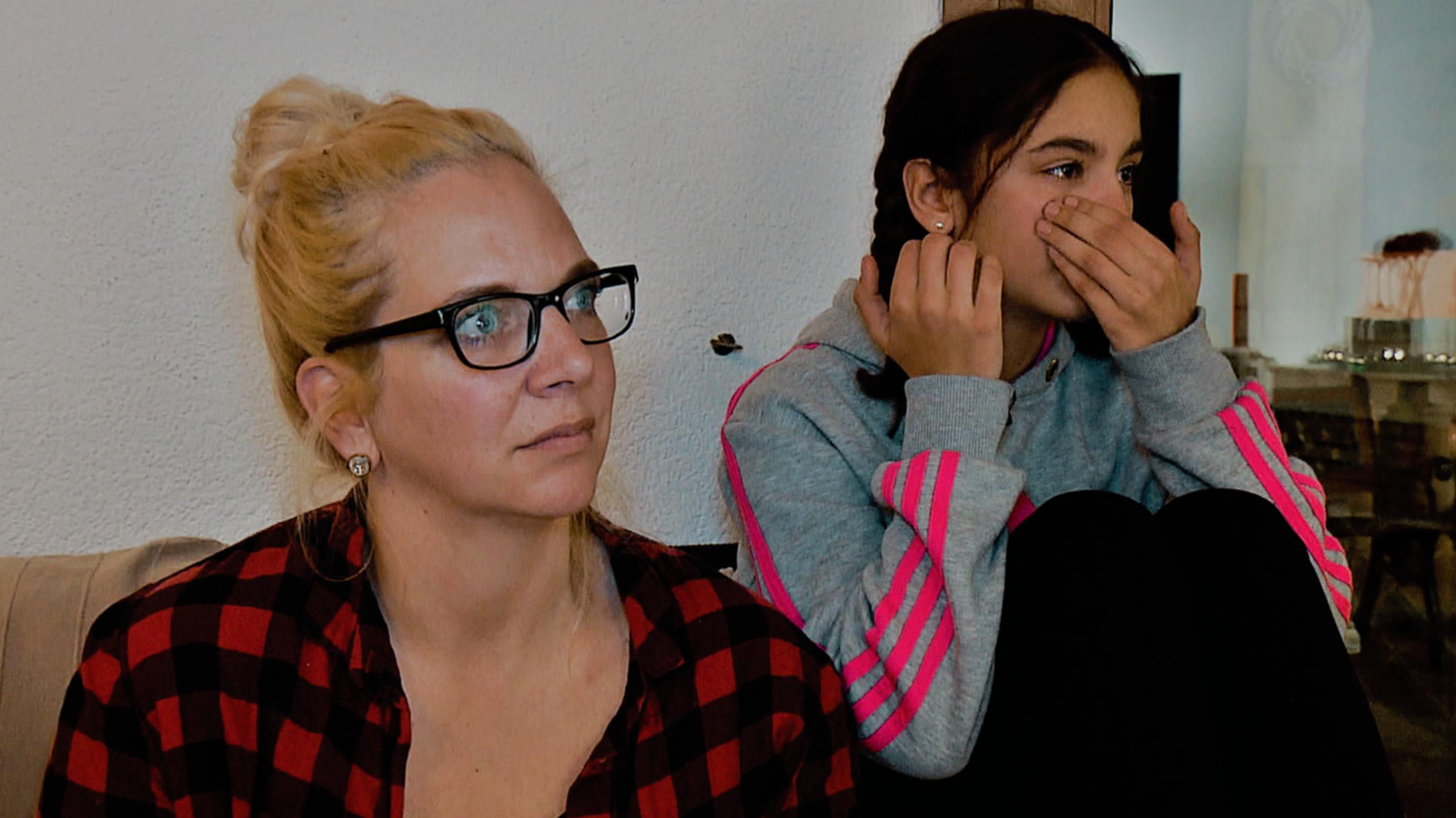 Goodbye Deutschland! Viva Mallorca!: Jens Büchners Geständnisse gehen an seiner Familie nicht spurlos vorbei Daniela und ihre Tochter Jada schauen sich Jens im Dschungel an