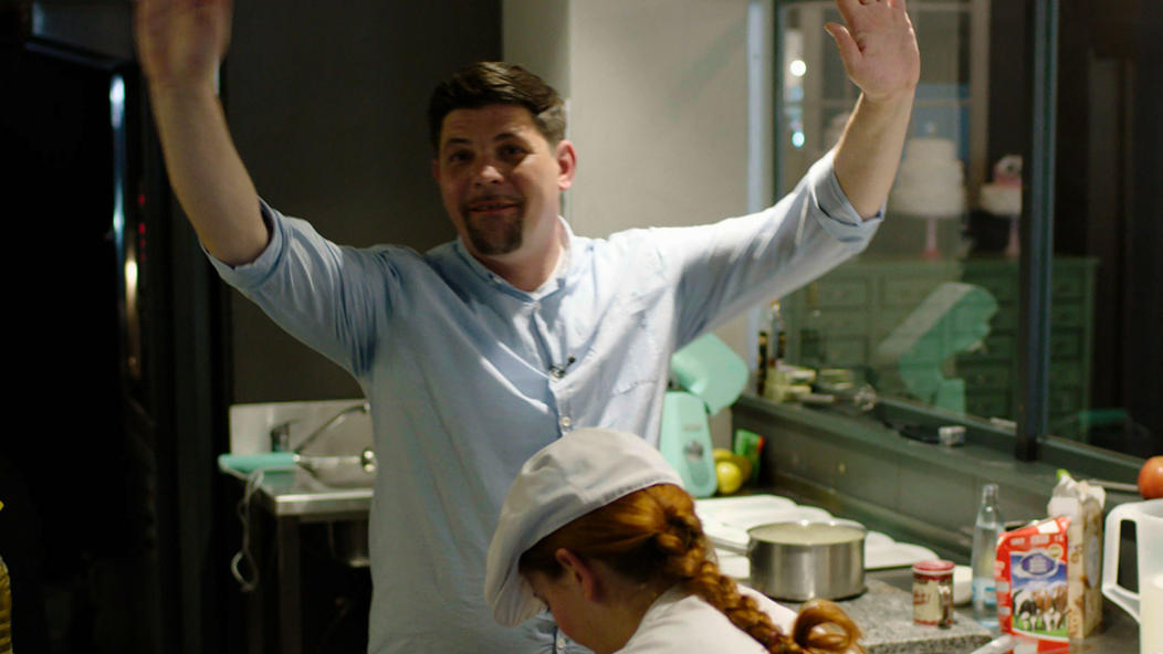 Kitchen Impossible 2017: Tim Mälzer erkämpft sich den Sieg gegen Maria Groß Tim Mälzer freut sich bei "Kitchen Impossibel" über seine Leistung in Prag.