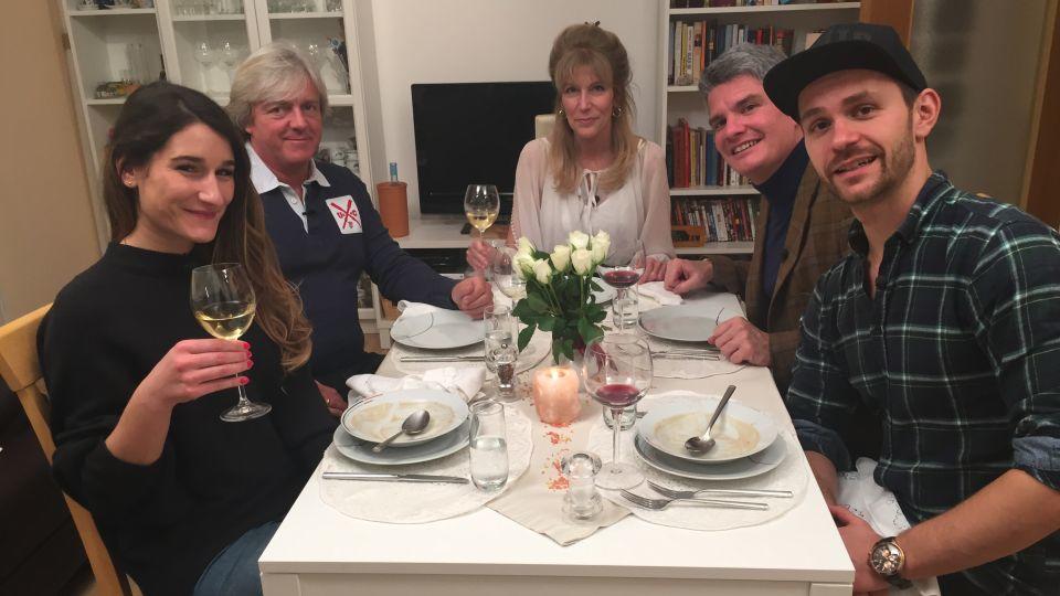 Das perfekte Dinner: Linda begeistert ihre Gäste nicht nur kulinarisch Show-Einlage bei Linda