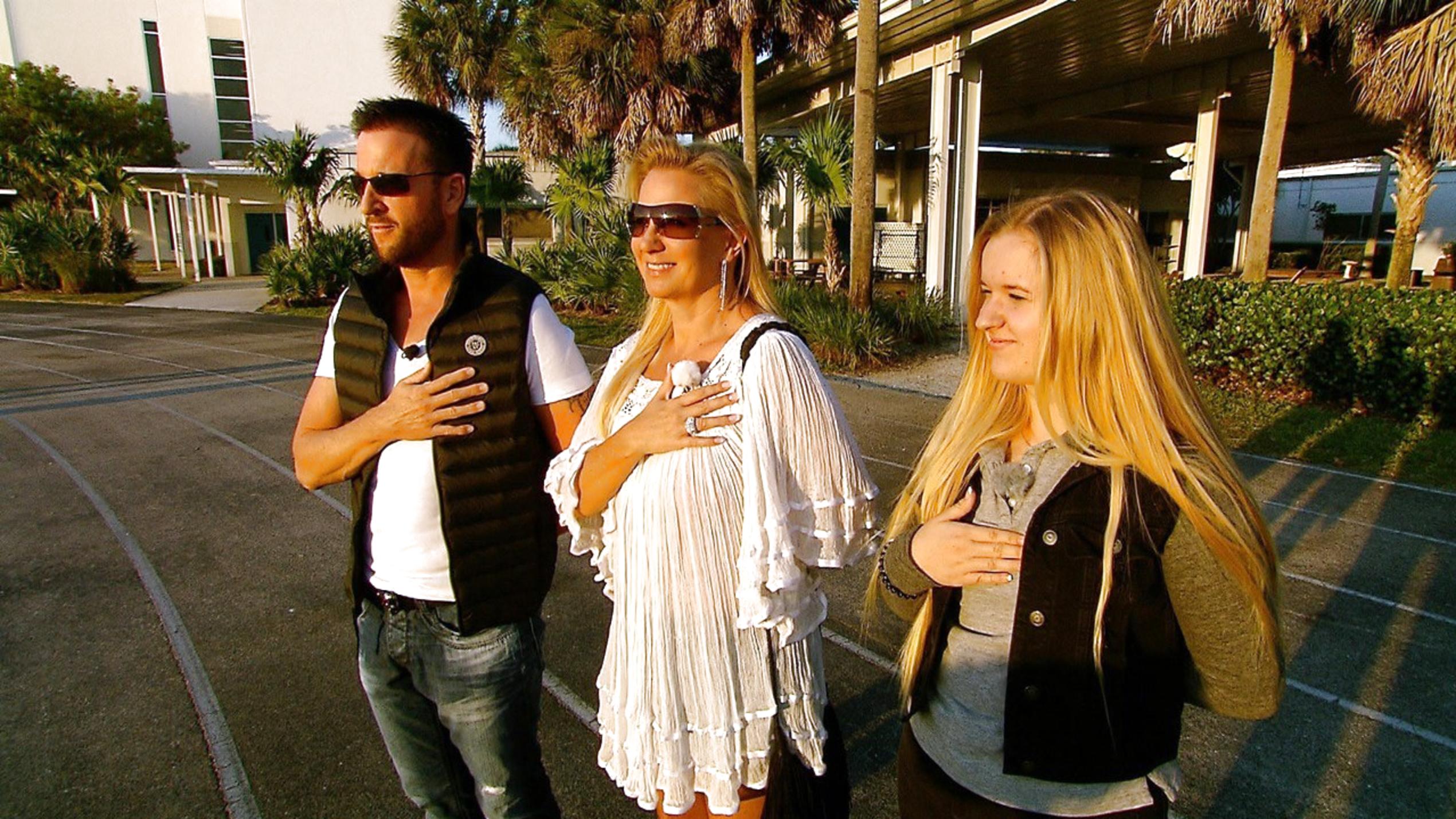 Goodbye Deutschland!: Michael Wendler verlässt Deutschland Michael Wendler hat sich gemeinsam mit seiner Frau Claudia und seiner Tochter Adeline (r.) entschieden, seinen Wohnsitz in das Land der unbegrenzten Möglichkeiten zu verlegen.
