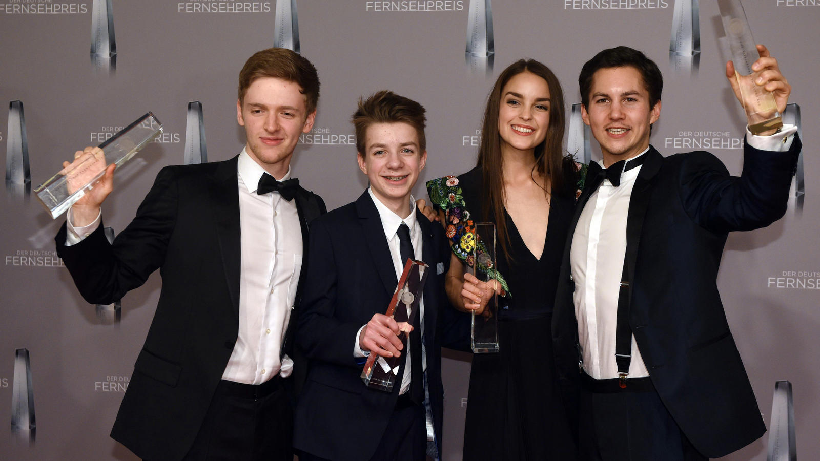 Fünf Auszeichnungen beim Deutschen Fernsehpreis 2017 für die Mediengruppe RTL Deutschland Deutscher Fernsehpreis 2017 am 02.02.2017 in Düsseldorf (Nordrhein-Westfalen) - Preisträger in der Kategorie «Beste Serie» Club der roten Bänder, (l-r) Timur Bartels, Nick Julius Schuck, Luise Befort, Ivo Kortland. Foto: Henning Kaiser/dpa +++(c) dpa