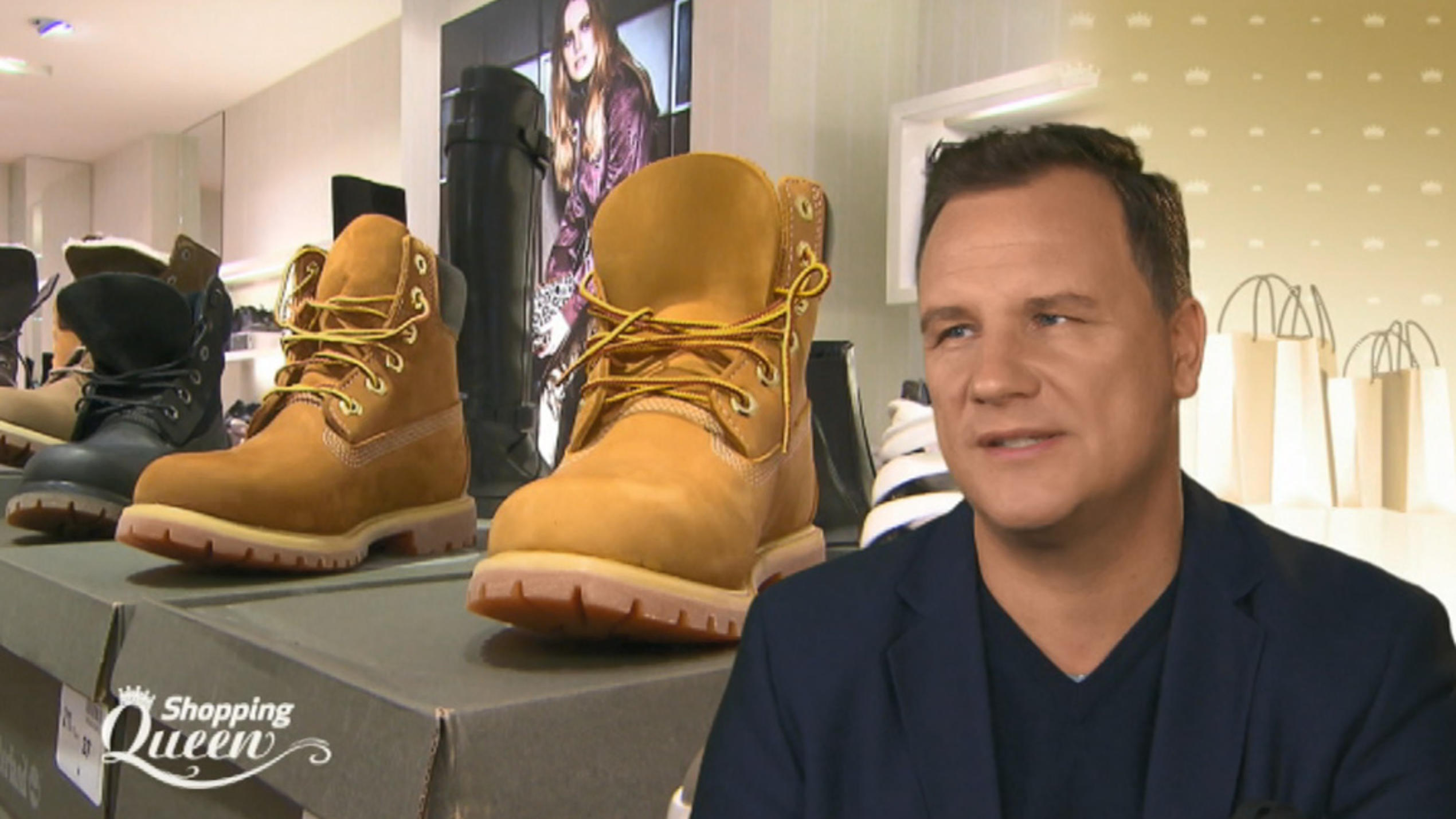 Shopping Queen: Simone sucht die perfekten Schneestiefel Guido Maria Kretschmer hält den beigen Bootie nicht für schneetauglich.