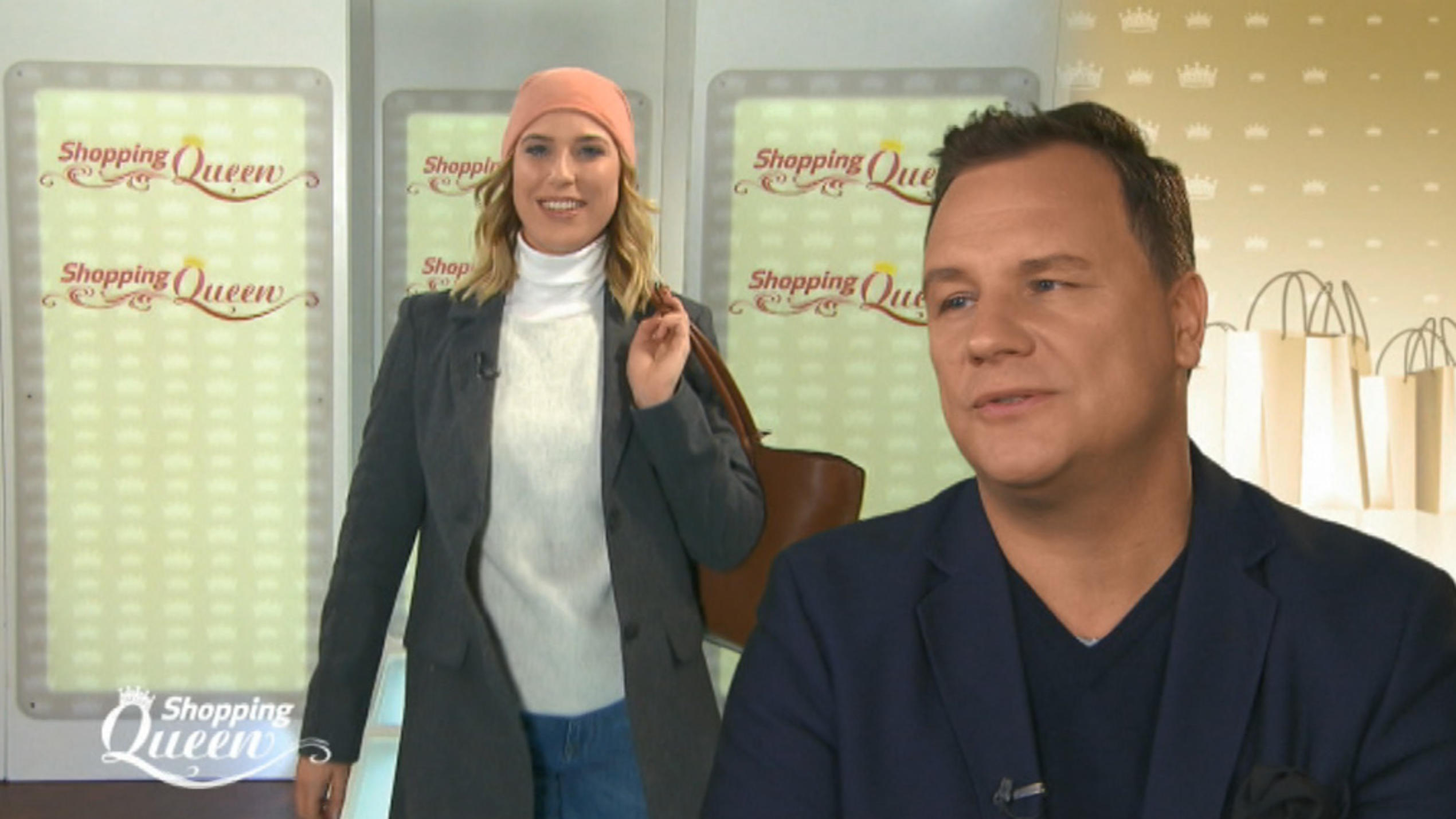 Shopping Queen: Simone präsentiert ihren Schneestiefel-Look auf dem Catwalk "Shopping Queen"-Kandidatin Simone auf dem Catwalk.