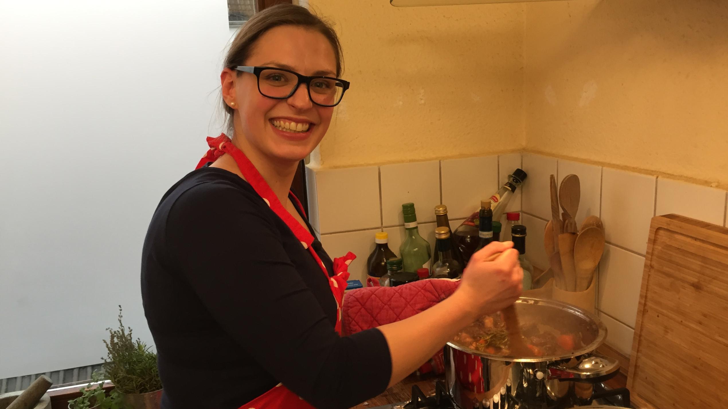 Das perfekte Dinner in Bremen: Fürs Dinner fliegen bei Laura erstmal Freund und Hund raus Laura hat gut lachen