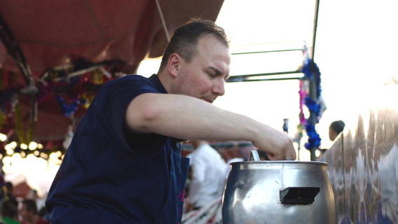 Kitchen Impossible 2017: Tim Raue und Meta Hiltebrand im ultimativen Koch-Wettstreit Auf dem belebtesten Markt Marrakeschs muss Tim Raue Ruhe bewahren. Ob ihm das bei dem Trubel gelingt?