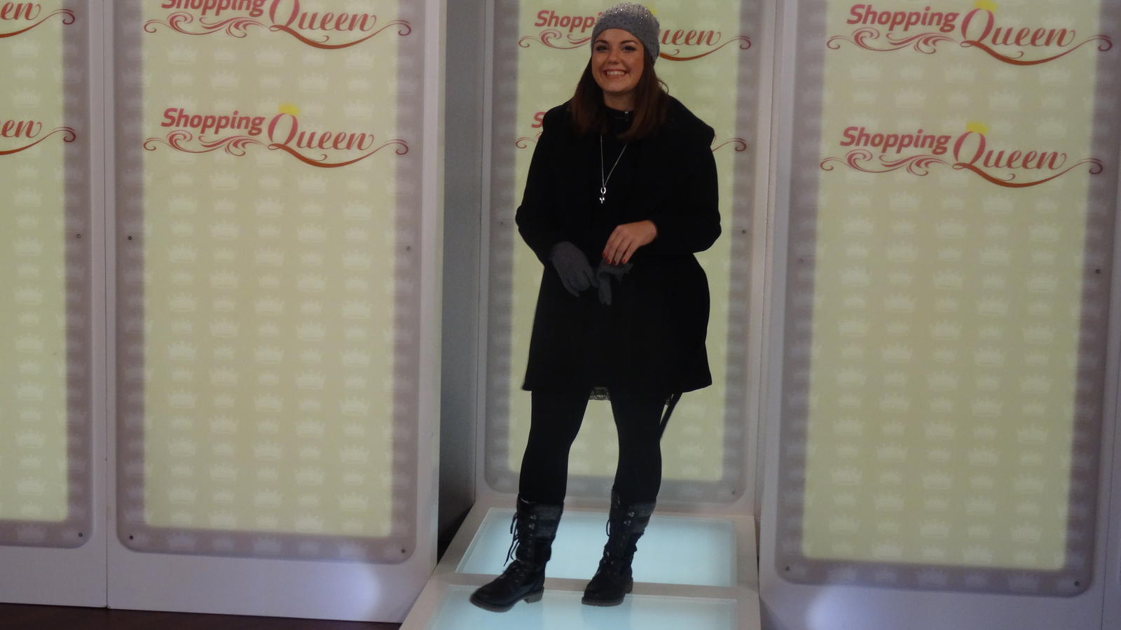 Shopping Queen: Savannah präsentiert ihren Schneestiefel-Look auf dem Catwalk "Shopping Queen"-Kandidatin Savannah auf dem Catwalk.
