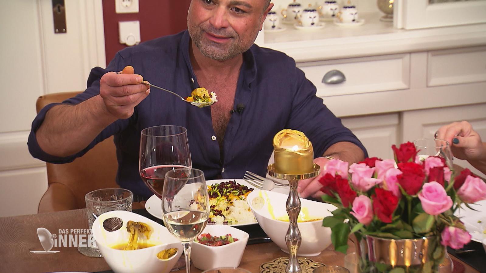 Das perfekte Dinner: Shapour zeigt seinen Gästen, wie Perser essen Shapour zeigt seinen Löffel nach dem "Schaufeln".