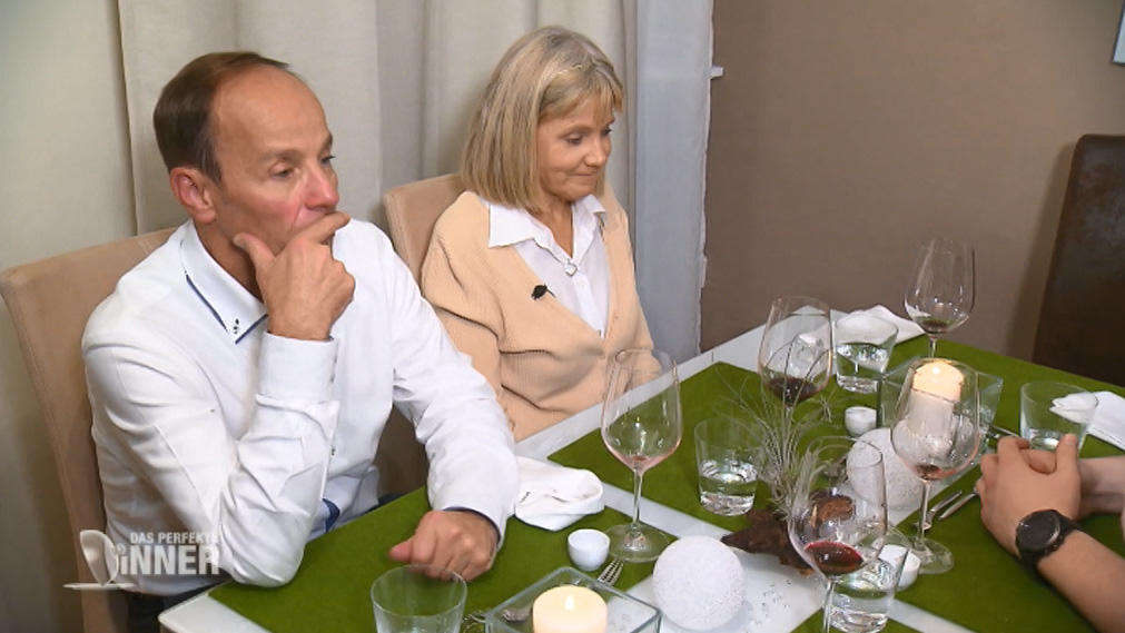 Das perfekte Dinner: Hoffentlich hat Verena gut gesalzen An Tag eins bei "Das perfekte Dinner" in Nürnberg gibt es eine Salzbeichte. Jina geht ohne Salzstreuer in der Hosentasche nicht aus dem Haus.