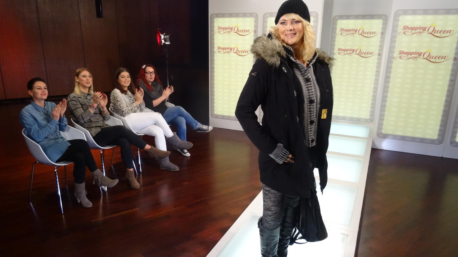 Shopping Queen: Brigitta präsentiert ihren Schneestiefel-Look auf dem Catwalk "Shopping Queen"-Kandidatin Brigitta aus Braunschweig auf dem Catwalk.