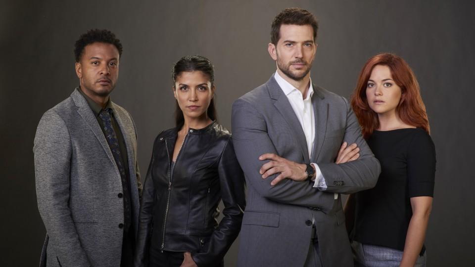 Ransom: Basierend auf dem wahren Leben von Laurent Combalbert V.l.: Oliver Yates (Brandon Jay McLaren), Zara Hallam (Nazneen Contractor), Eric Beaumont (Luke Roberts), Maxine Carlson (Sarah Greene)
