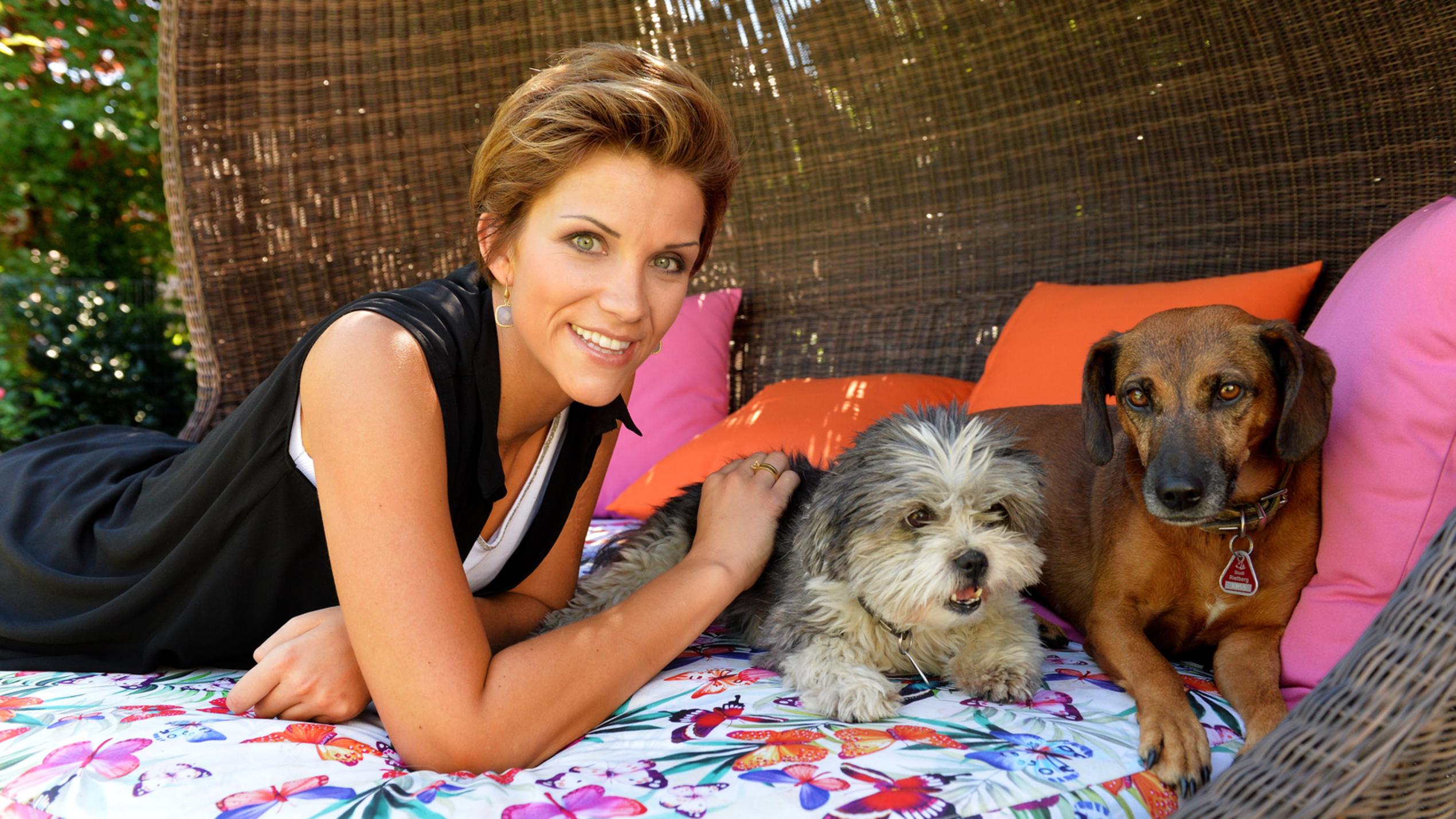 Der V.I.P Hundeprofi: Anna-Maria Zimmermann mit Bella und Jamy Der V.I.P. Hundeprofi: Anna-Maria Zimmermann mit ihren Hunden Jamy und Bella.