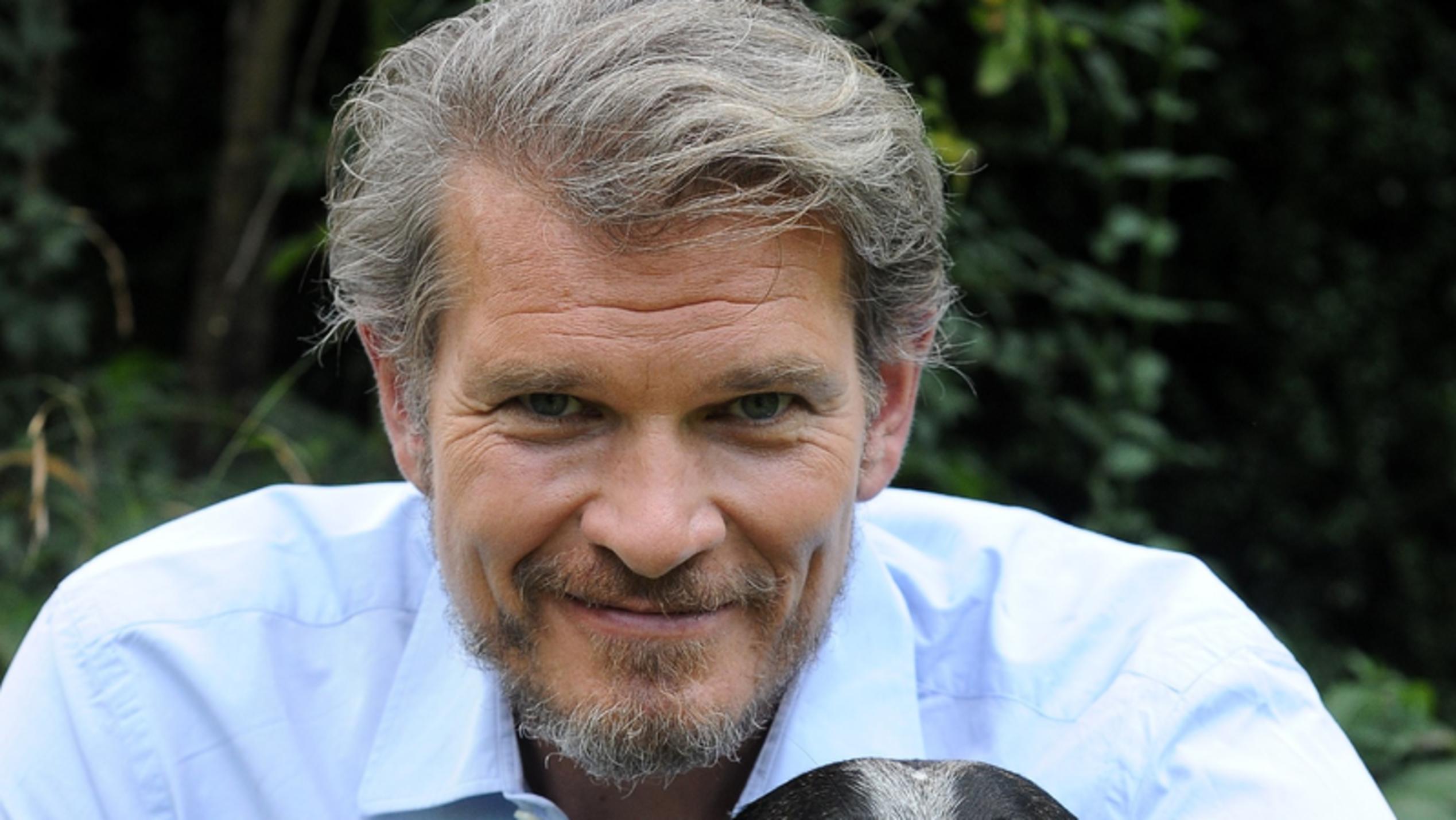 Der V.I.P. Hundeprofi: Götz Otto mit Lotte Götz Otto mit seiner Hündin "Lotte"