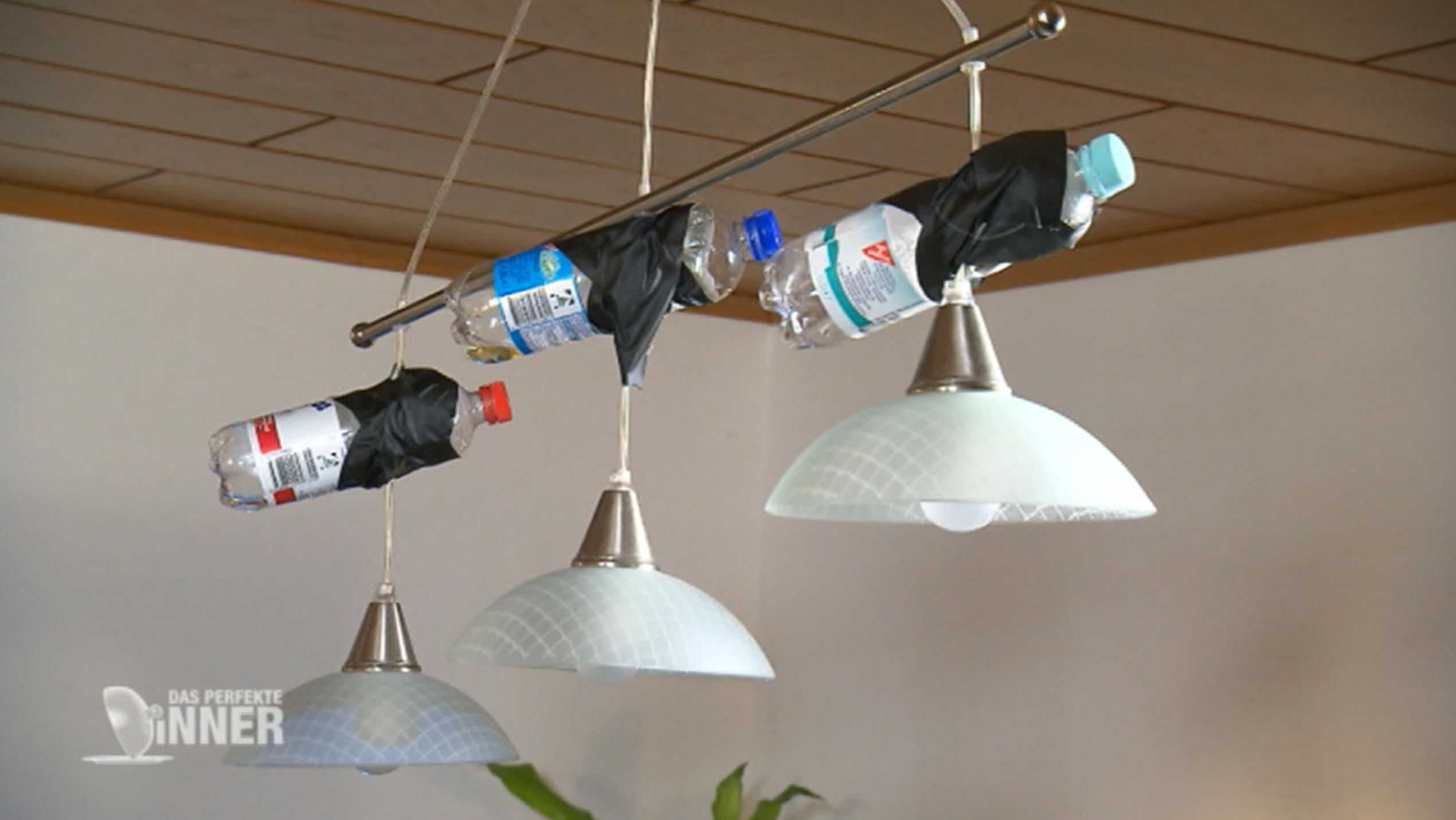 Das perfekte Dinner: Monikas "Designerlampe" wirft Fragen auf An Tag drei bei "Das perfekte Dinner" in Nürnberg ist Monikas "Designerlampe" nicht nur ein Hingucker, sondern wirft auch Fragen auf.