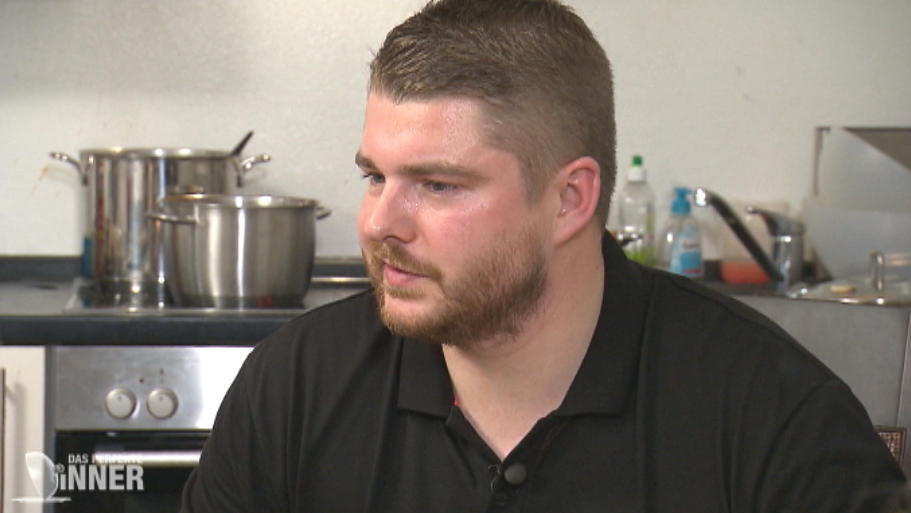 Das perfekte Dinner: Matthias ging mit acht Jahren in den Kochkurs An Tag vier bei "Das perfekte Dinner" in Nürnberg packt Gastgeber Matthias aus: Mit acht Jahren besuchte er seinen ersten Kochkurs.