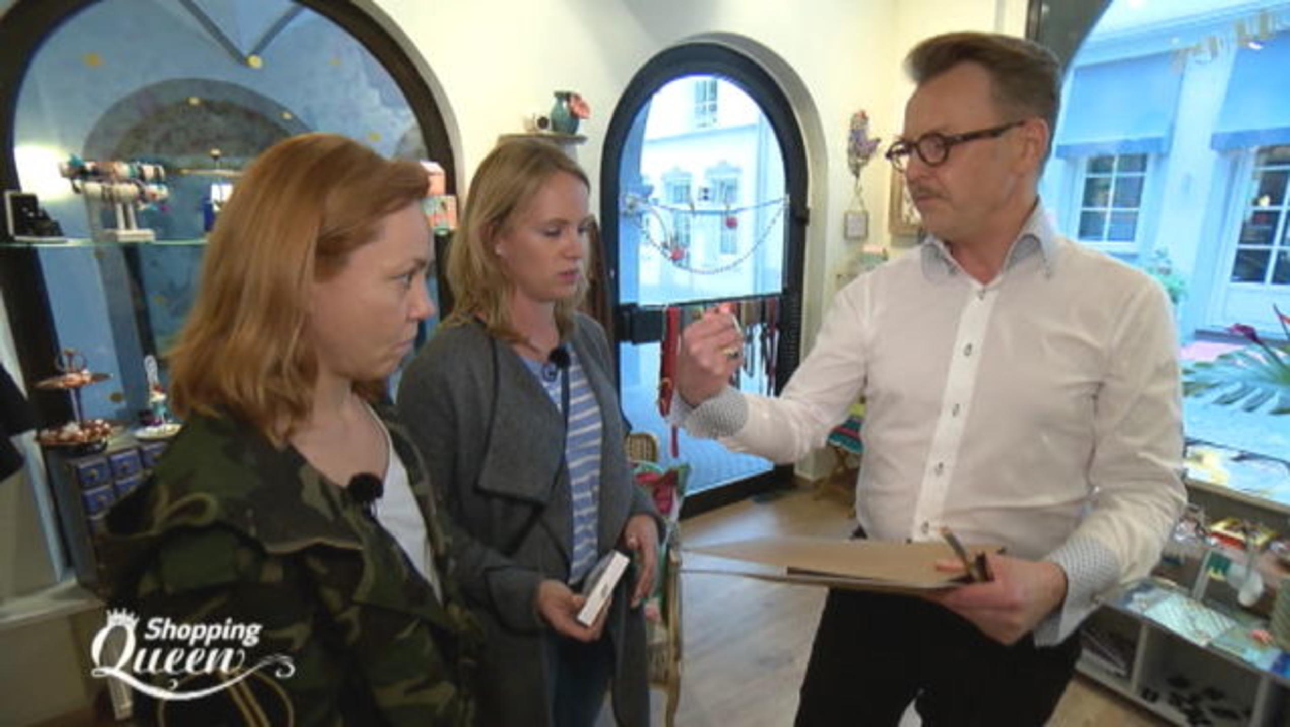 Shopping Queen: Leslie wird von einem witzigen Verkäufer beraten "Shopping Queen"-Kandidatin Leslie