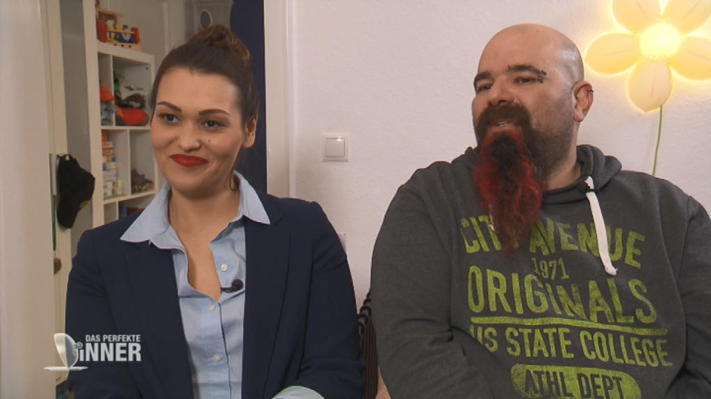 Das perfekte Dinner: Marcus weiht in die Kunst des "Mit-Bart-Essens" ein Essen mit langem Bart ist nicht immer leicht. Daher hat Marcus Techniken entwickelt, die das Dinieren erleichtern.